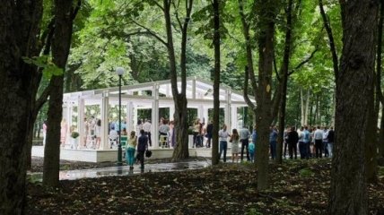 В парке Харькова появилась первая площадка для выездных брачных церемоний