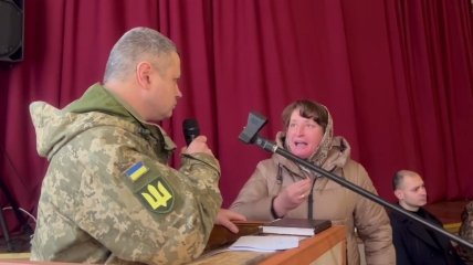 "Не говорите, что мы не воюем": жители Космача обвинили военных в манипуляциях
