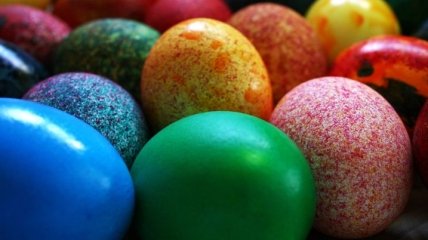 Как легко и просто покрасить пасхальные яйца в разные цвета?