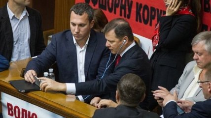Ляшко продолжает блокировать трибуну ВР Украины