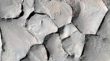 На Марсе найден ровный куб и разрушенные стены