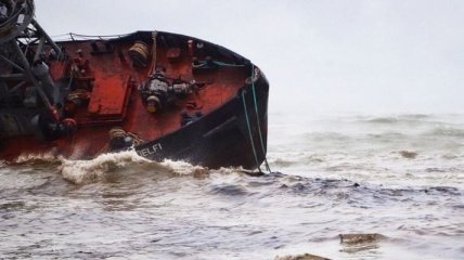 Одесситы собираются вокруг затонувшего танкера Delfi