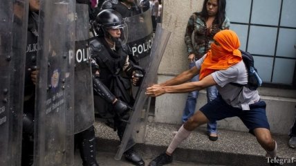 В Венесуэле митингующие напали на здание министерства 