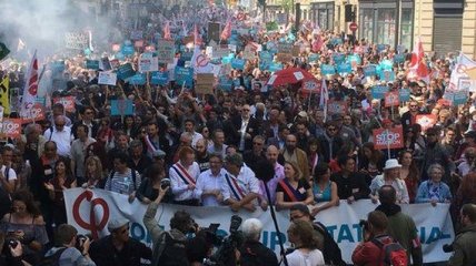  "Макрон-фест": в Париже тысячи людей вышли на митинг