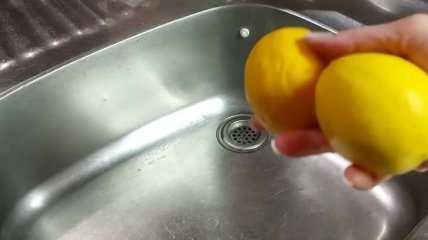 Способ с лимонами, который поможет убрать неприятный аромат