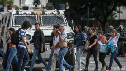 В столице Венесуэлы Каракасе в толпу протестующих въехал БТР