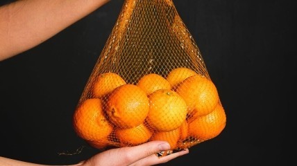Апельсин можно быстро и ловко разделить на ровные части