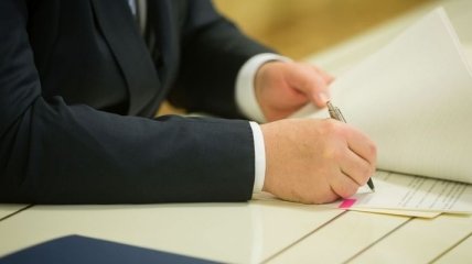 Порошенко поставил подпись под законом о дипломатической службе