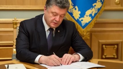 Порошенко назначил стипендии детям погибших на Донбассе журналистов