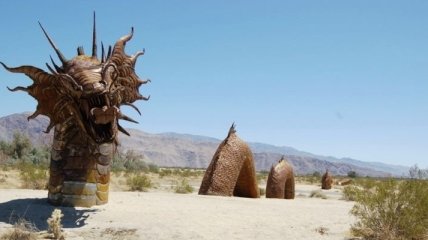 Реалистичные скульптуры в пустыне, от которых не отвести взгляд (Фото) 