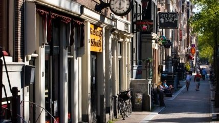 "Деньги у нас закончились": квартал красных фонарей Амстердама открывает двери для посетителей 
