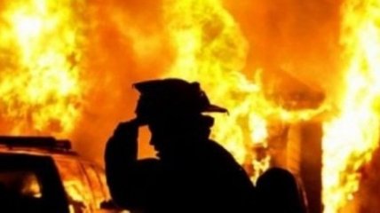 В Ровно пожар в гаражах: сгорело три автомобиля