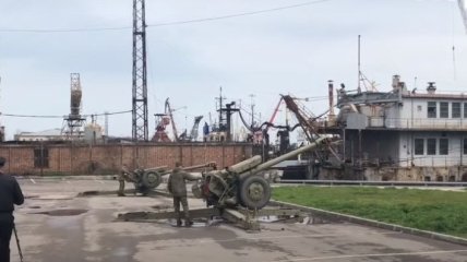 Оккупанты устроили пушечные стрельбы в Керчи и оставили завод без стекол (видео)