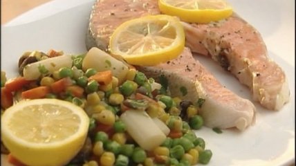 Филе лосося с тушёнными овощами
