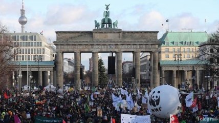 Десятки тысяч людей вышли на климатический протест в Германии (Фото, Видео)