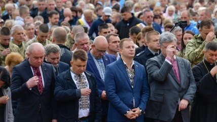 Порошенко в Зарванице почтил память воинов АТО и Героев Небесной сотни
