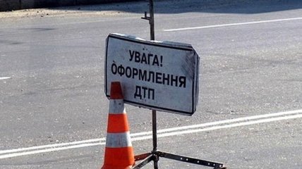 В Киеве автомобиль врезался в грузовик коммунальщиков