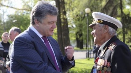 Порошенко наградил ветерана Второй мировой орденом "За мужество" 