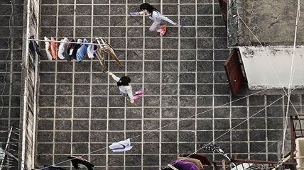 Фотограф показал, чем на самом деле занимаются жители Гонконга на крышах небоскребов (Фото)