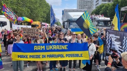 «Вооружите Украину — сделайте возможным прайд в Мариуполе». Прайд-ход в Берлине 23 июня 2022 года