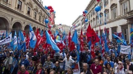 Десятки тысяч итальянских бюджетников митингуют в Риме