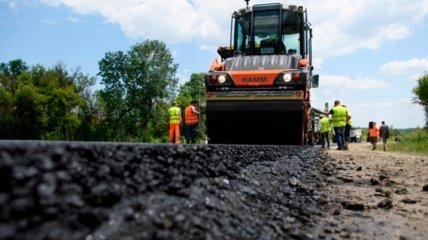 Зеленский обещает уже в марте начать строительство новых дорог