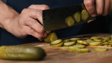 Як приготувати малосольні огірки?