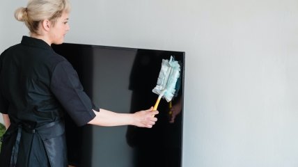 Як почистити екран телевізора без розводів та подряпин