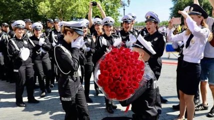 Будущий полицейский сделал предложение своей девушке прямо на выпускной церемонии (видео)
