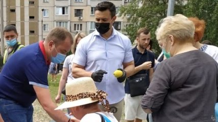 Песок не привез: Тищенко приехал с "витаминами" на место взрыва дома в Киеве 