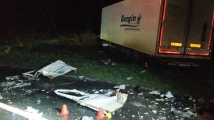 На автотрассе Львов-Шегини микроавтобус столкнулся с грузовиком, погибли три человек