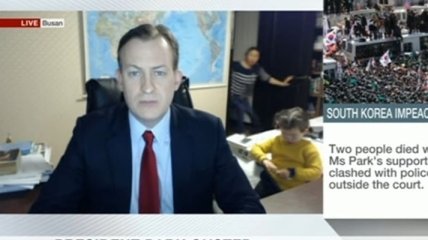 Дети прервали прямой эфир журналиста BBC (Видео)