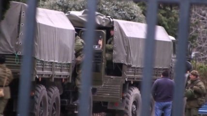 Российские военные с оружием приехали в Ялту (Видео)