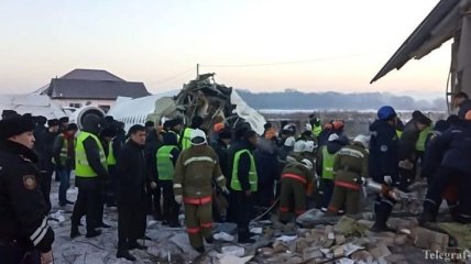 Крушение самолета в Казахстане: в сети появилось видео спасения младенца