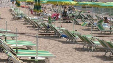 На черногорских пляжах туристам навязывают лежаки