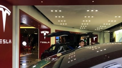 Капитализация Tesla упала на 21% за месяц: Главбух ушел в отставку
