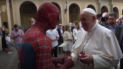 Папа римский встретился с Человеком-пауком и получил подарок (видео)