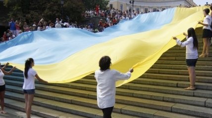 В Одессе Потемкинскую лестницу накрыли 22-метровым флагом Украины