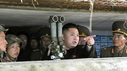 Ким Чен Ын проверил состояние обороны женской артиллерийской роты