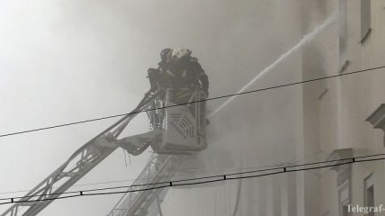 В горящем здании Минобороны РФ обрушилось 1000 кв.м. кровли