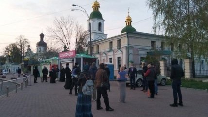 Благодатный огонь: Возле Киево-Печерской Лавры образовалась очередь (Фото)