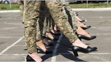 "Может, еще в камуфляжные бикини оденем?": в сети разгорается скандал из-за "парадной" формы женщин-военнослужащих ВСУ (фото)