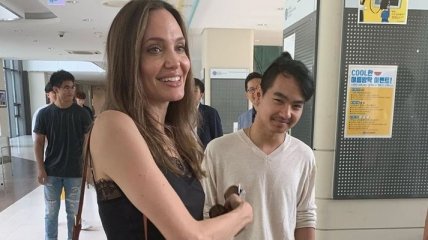 Анджелина Джоли рассказала о том, как проводила сына в университет (Видео)
