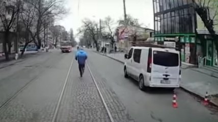 Украинец опоздал на трамвай и бегал с ним наперегонки, показывая водителю средний палец (видео)