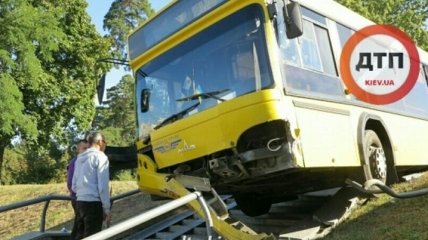 ДТП в Киеве: автобус вылетел с дороги на проспекте Победы