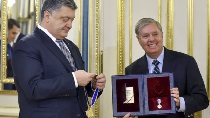 Президент наградил сенаторов Маккейна и Грэма