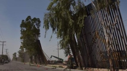 Часть мексиканской "стены Трампа" рухнула из-за ветра