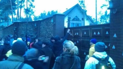 Яценюк: Наклейками ворота Захарченко украсили нардепы 