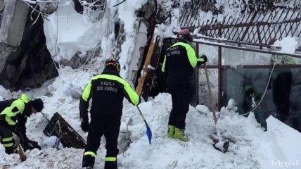 В Италии продолжается спасательная операция в разрушенном лавиной отеле