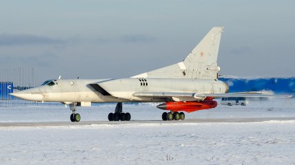 Ту-22М3 з ракетою Х-32 перед першим випробувальним пуском в лютому 2021 року